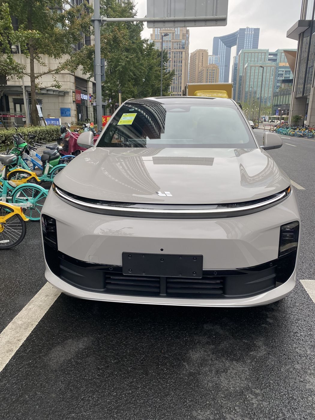狗万 MEGA 高压纯电 MPV